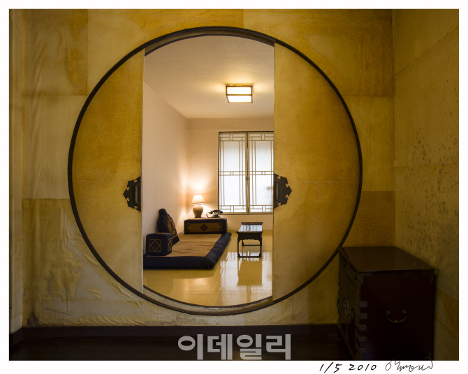 [포토] 안장현  ‘침방월문_윤보선가’  - ‘서울;詩노래하다 기록하다’