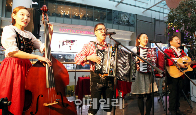[포토] 요들송으로 연말분위기 띄워요