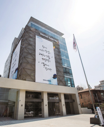 이디야커피, 상장 나선다…"로스팅 공장 설립 자금 확보"