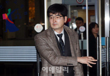 탁현민, 반년만에 근황 "급성디스크..응원도 욕도 건강해야"