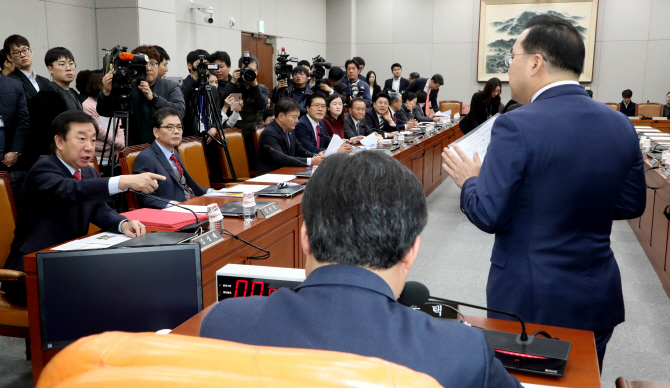 "임종석 보좌관이냐" Vs "비아냥 마라"…아수라장된 운영위