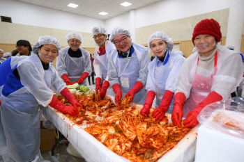 기재부 복권위, 에이핑크 정은지와 함께 김장 봉사활동