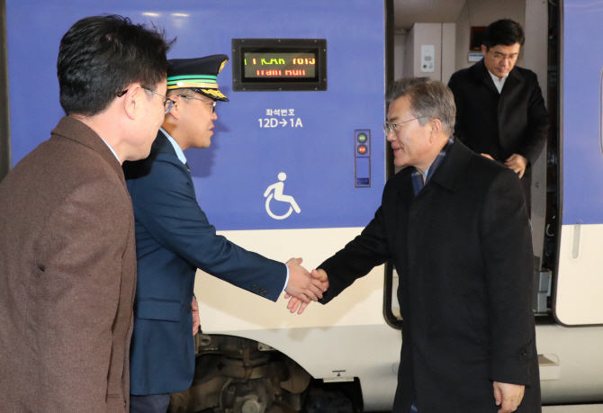 [포토] 강릉역 도착한 문 대통령