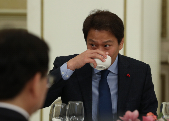 靑 임종석 UAE 해명에도..여전히 끓는 ‘설설설’