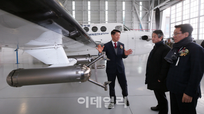 [포토]기상항공기 살펴보는 안병옥-남재철