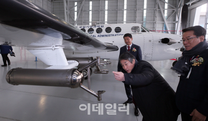 [포토]안병옥 차관 '이게 기상관측장비인가요'