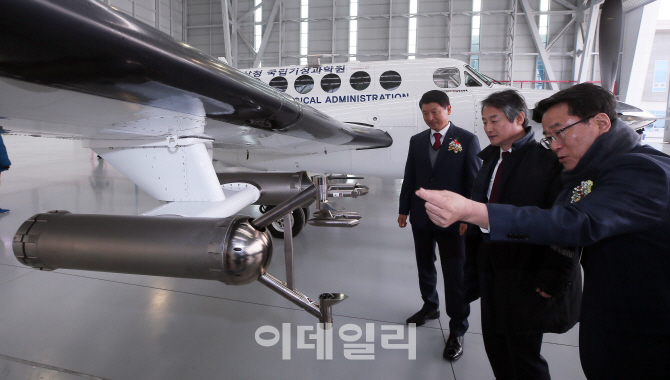 [포토]기상항공기 살펴보는 안병옥-남재철-성일환