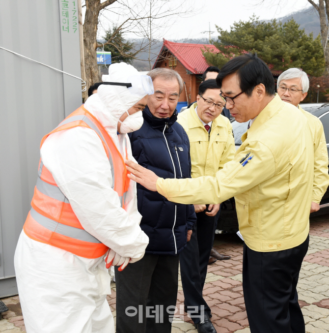 [포토]류희인 본부장, 조류인플루엔자(AI) 거점소독시설을 방문