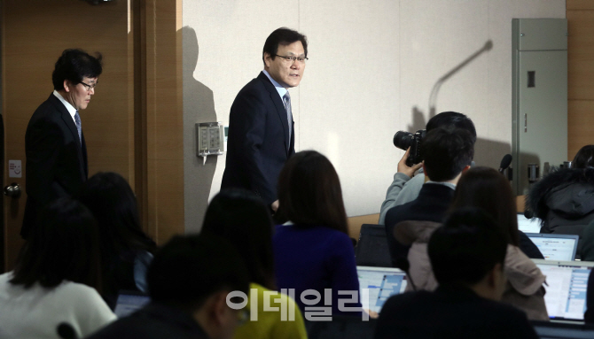 [포토]기자간담회 참석하는 최종구 위원장