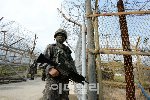 北 병사 귀순 과정서 추격조 MDL 수색…軍 경고사격에 北에서도 총성