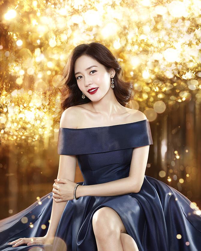 배우 성유리, 시선 사로잡는 그녀만의 홀리데이 메이크업