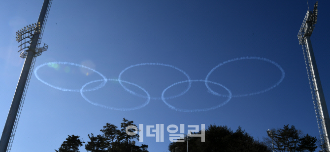 [포토]평창 동계올림픽 50일 앞두고 하늘에 뜬 오륜기