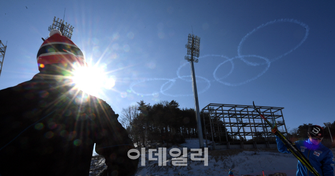 [포토]평창 동계올림픽 D-50, 하늘에 뜬 오륜기
