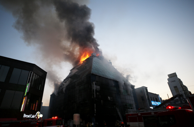 충북 제천 스포츠센터 건물서 큰 불…16명 사망·10여명 부상