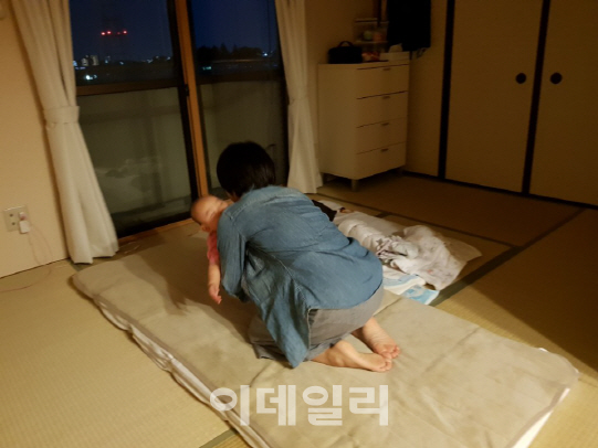 "여보, 기저귀 젖었어"…노인의 나라 만든 일본의 '독박육아'