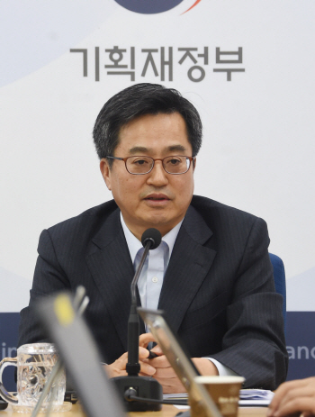 김동연 "'종교인 과세' 의견 1만건…지속 보완하겠다"