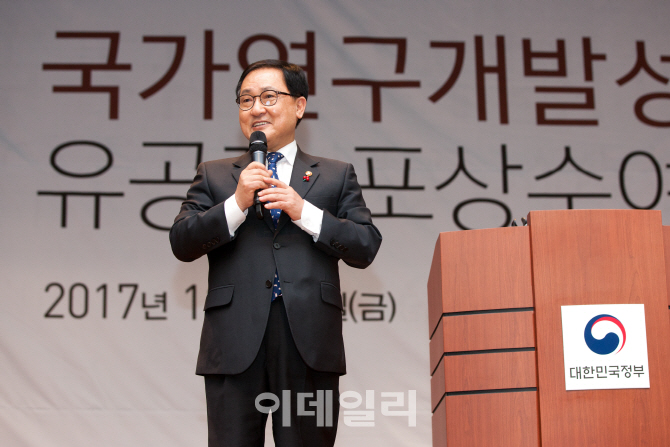 [포토] 유공자 포상 수영식서 축사하는 유영민 장관