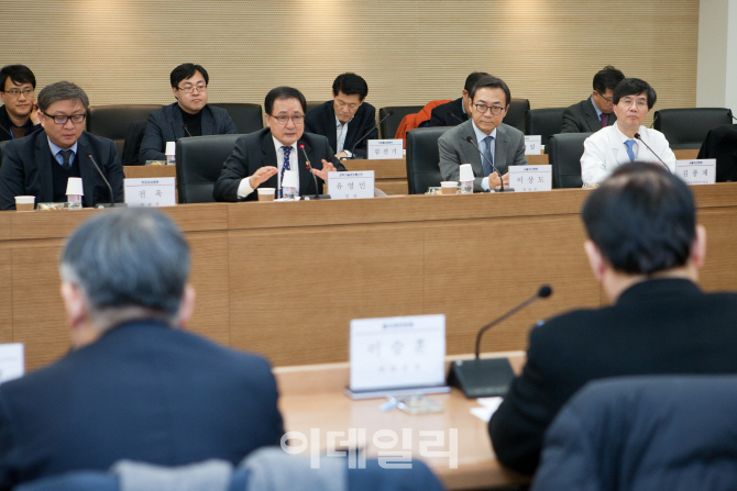 [포토] 병원장들과 토론하는 유영민 장관