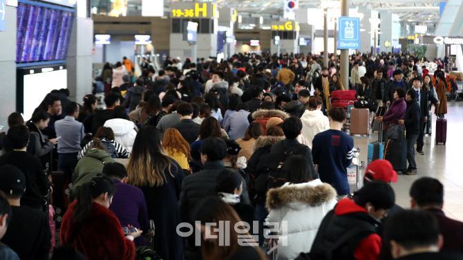 [포토]인천공항 안개에 이틀간 900여편 차질