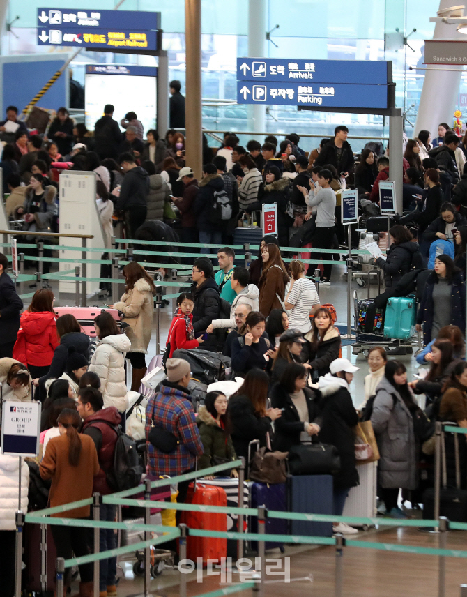 [포토]인천공항 항공편 짙은 안개 여파로 결항·지연