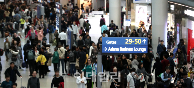 [포토]항공편 지연으로 북적이는 인천공항