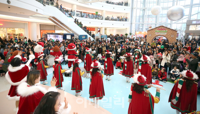 [포토]크리스마스 이브 즐기는 시민들