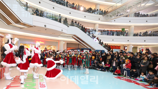 [포토]동심 일깨우는 성탄 축하 퍼레이드 함께 즐겨요!