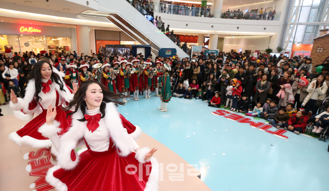 [포토]동심 일깨우는 성탄 축하 퍼레이드 즐기세요!