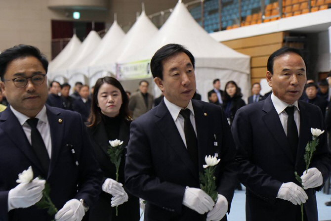 권석창, 제천 화재현장서 "나 국회의원인데"...민주 충북도당 '규탄'