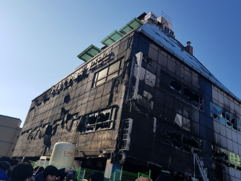 警, 제천화재 수사 속도…화재원인·늑장구조 논란 규명에 초점