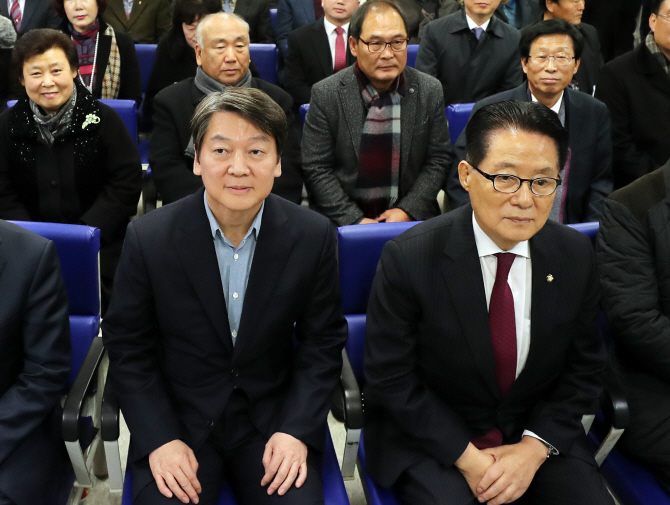 안철수-박지원 '설전'.."혈액형 달라"VS"혈액형 같아야 결혼하나"