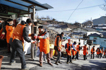 한화그룹 신임 임원 첫 업무는 연탄배달 봉사활동