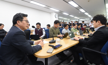 내년초 역대 최대 일자리 예산 붓는다…육아휴직 복직시 세액공제