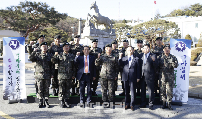 한화, 백마부대에 '자매부대 위문금' 전달