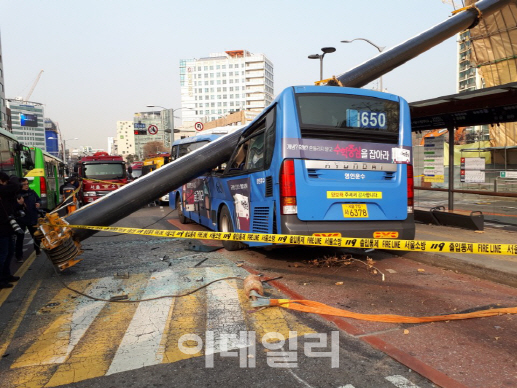 서울 강서구청 사거리서 크레인 전복사고…2명 중상(상보)