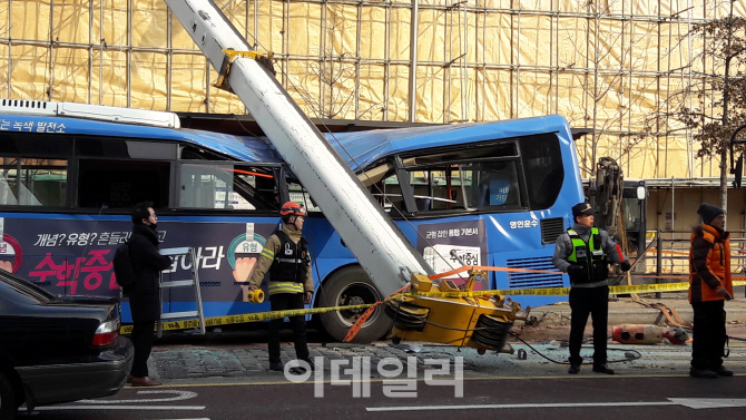 [영상] 대형크레인 버스 덮쳐..1명 사망 15명 부상