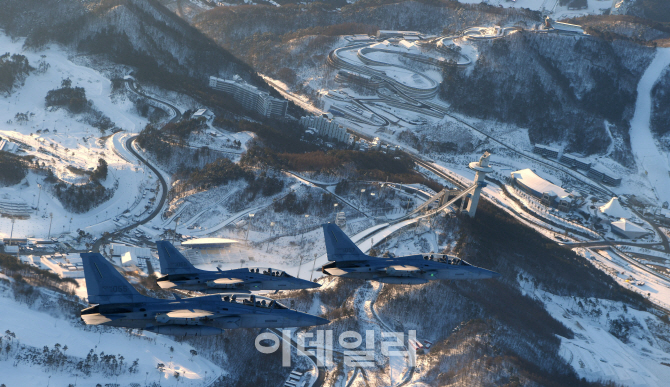 [포토]공군 FA-50, '알펜시아 경기장 위로'