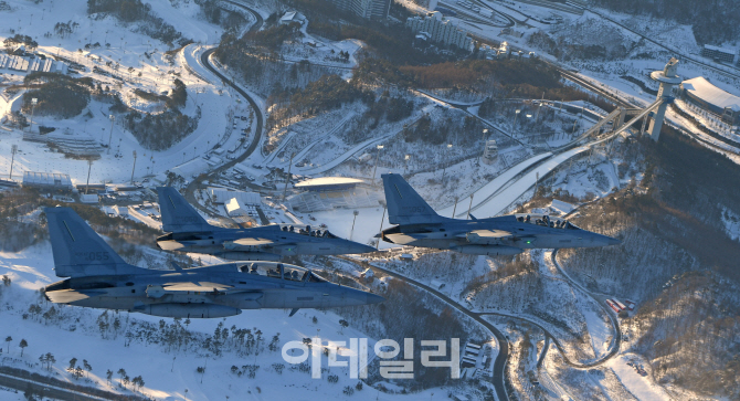 [포토]평창 상공 비행하는 공군 FA-50