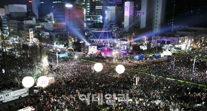 무술년 새해 밝았다…보신각 타종행사 10만 인파 운집