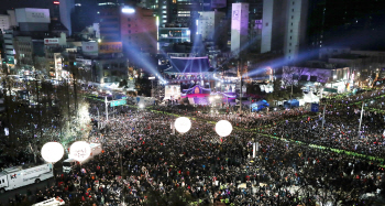 무술년 새해 밝았다…보신각 타종행사 10만 인파 운집