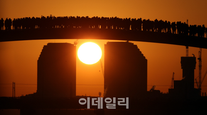 [포토]서울 빌딩 속 무술년 첫 해돋이
