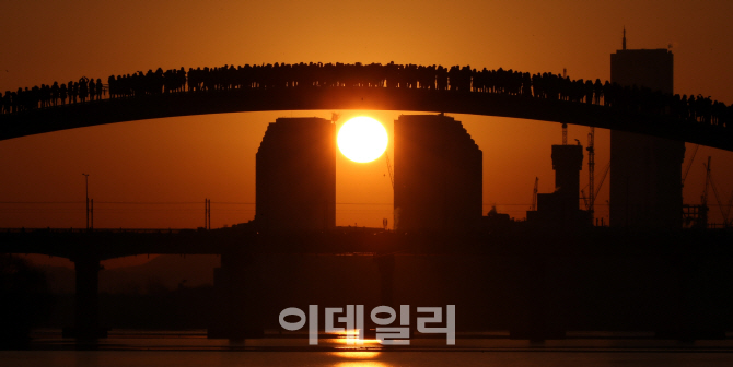 [포토]빌딩 사이로 떠오른 18년 무술년 첫 해