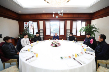  해돋이 산행 후 의인 6명과 식사하는 文대통령