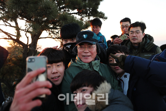 文대통령 평창구상 탄력…한반도 운전자론 재시동