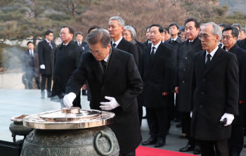 文대통령, 현충원 참배…“건국 백년을 준비하겠습니다”