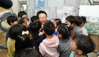 남경필, 새해 첫 행보 '보육교사'.."아이웃음 넘치는 경기도 만들 것"