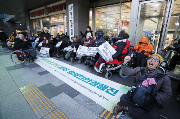 장애인단체, 도심서 야간 집회…"최저임금 예외조항 폐지하라"