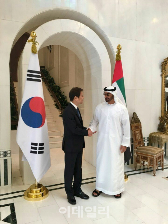 [춘추관에서] UAE 미스터리의 역설…“임종석만 키워줬다”