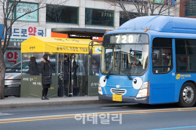 "칼바람 피하세요"…한파 녹이는 버스 정류장 온기텐트