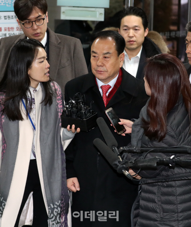 [포토]이우현, '불법 정치자금·뇌물' 영장심사 법원 출석